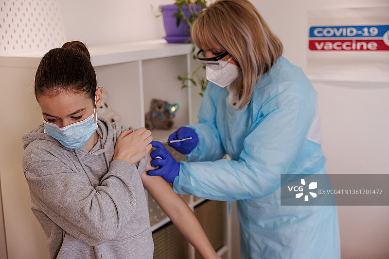 在防疫中心接种新冠病毒疫苗的少女图片素材