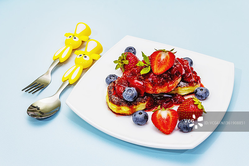 白软干酪煎饼配新鲜浆果和草莓酱。健康的早餐概念图片素材