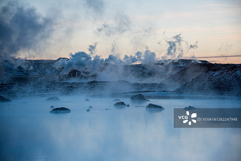 冰岛地热蓝色温泉，在日落时熔岩石覆盖着积雪图片素材