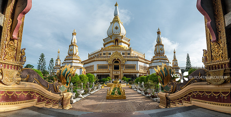 泰国东北部的罗伊伊省最大的佛塔——普拉马哈绝地宝塔全景。图片素材