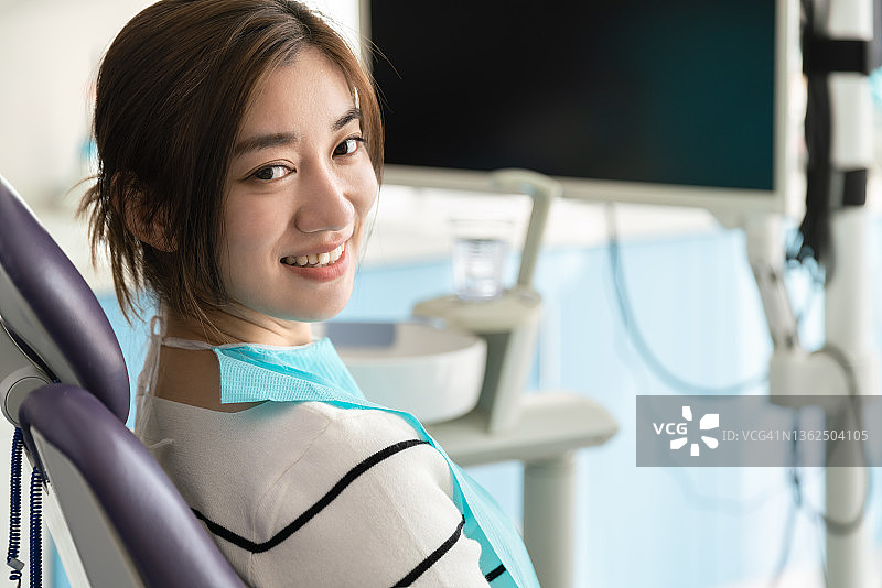 年轻的亚洲女性在牙科诊所图片素材