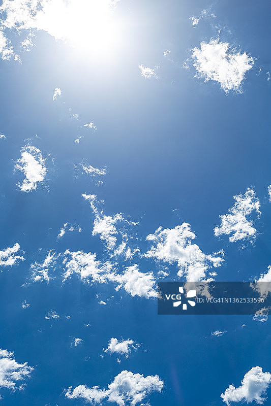 在开普敦蔚蓝色的天空中出现了卷云和层云图片素材
