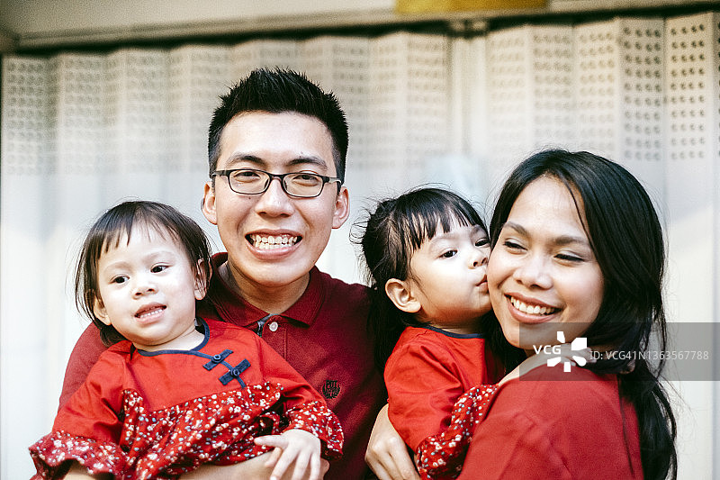 幸福家庭庆祝中国新年的画像图片素材