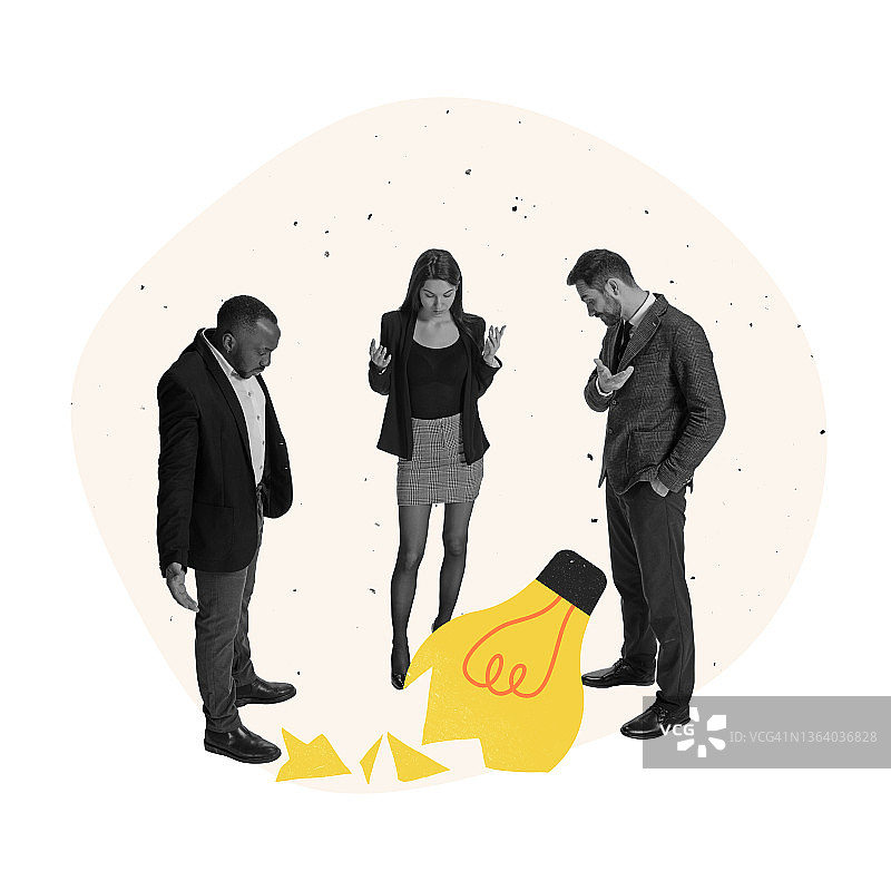 当代艺术拼贴画:三个绝望的员工站在一个新的坏掉的灯泡上，象征着企业的失败图片素材