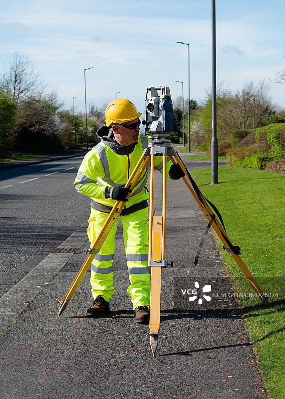 现场工程测量师在施工前测量、放线前测量、调平机器人视距仪图片素材