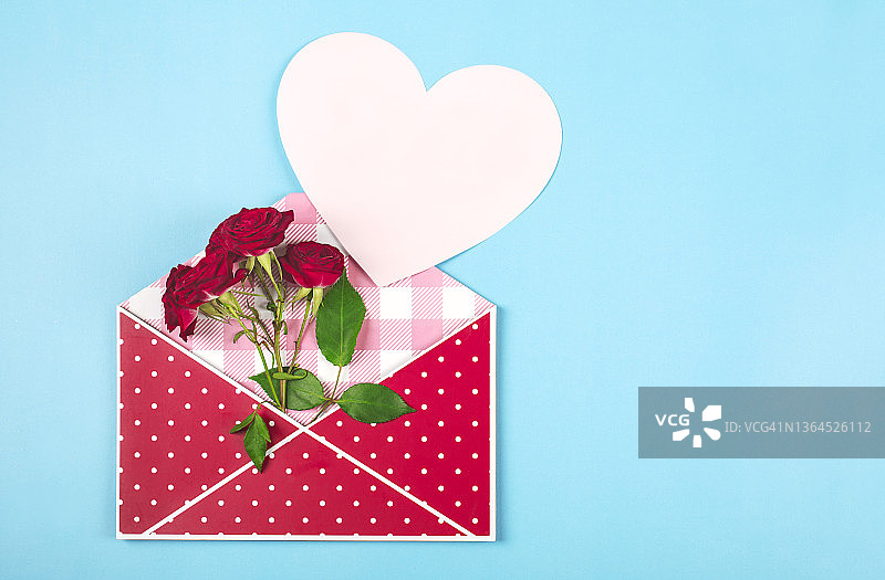 情人节背景与红色信封粉红色的心在浅蓝色的背景。图片素材