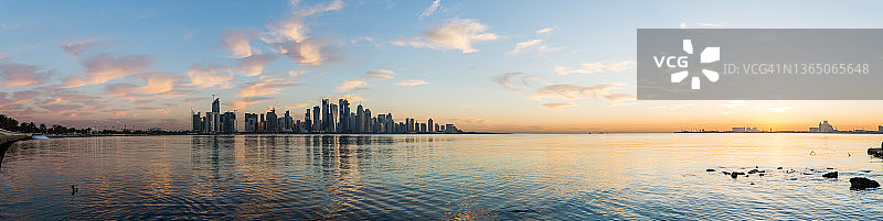 卡塔尔多哈，日出时的地平线和大海图片素材