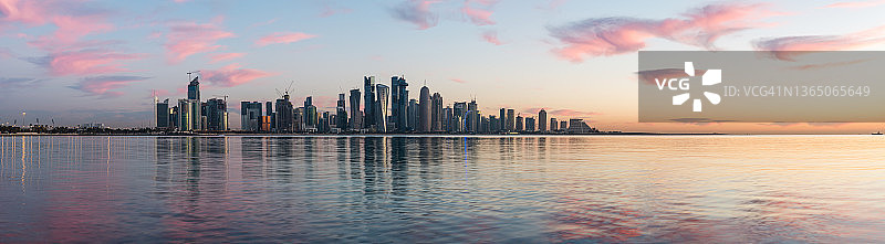 高分辨率的天际线和海洋在日出，多哈，卡塔尔图片素材