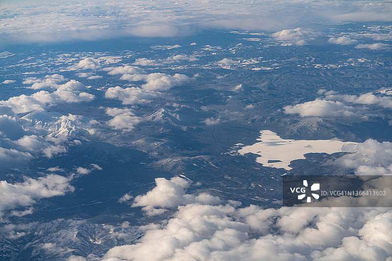从飞机上鸟瞰日本北海道的阿肯国家公园图片素材