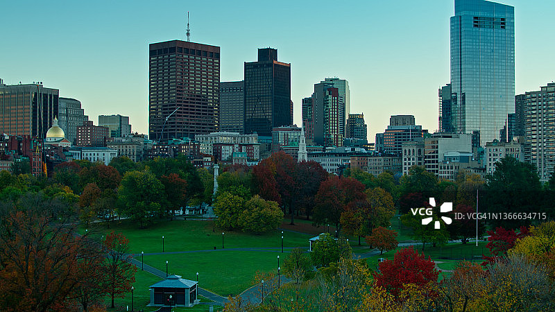 无人机在波士顿公共公园的日出俯瞰市区建筑图片素材
