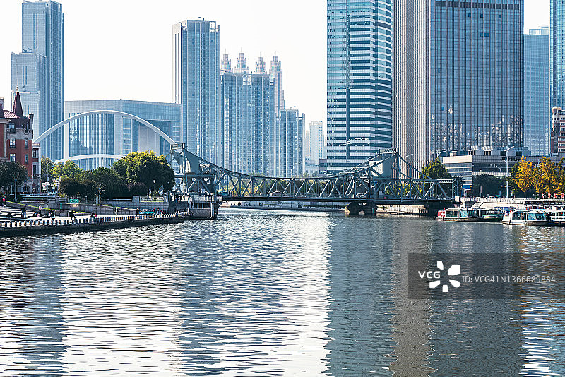 在天津市中心的河上的桥图片素材