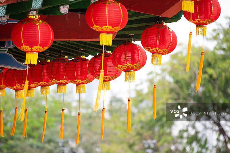 五颜六色的红色中国灯笼高高挂着图片素材