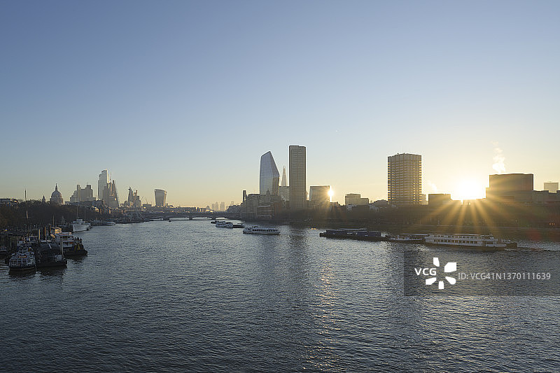 日出时的伦敦城和泰晤士河图片素材