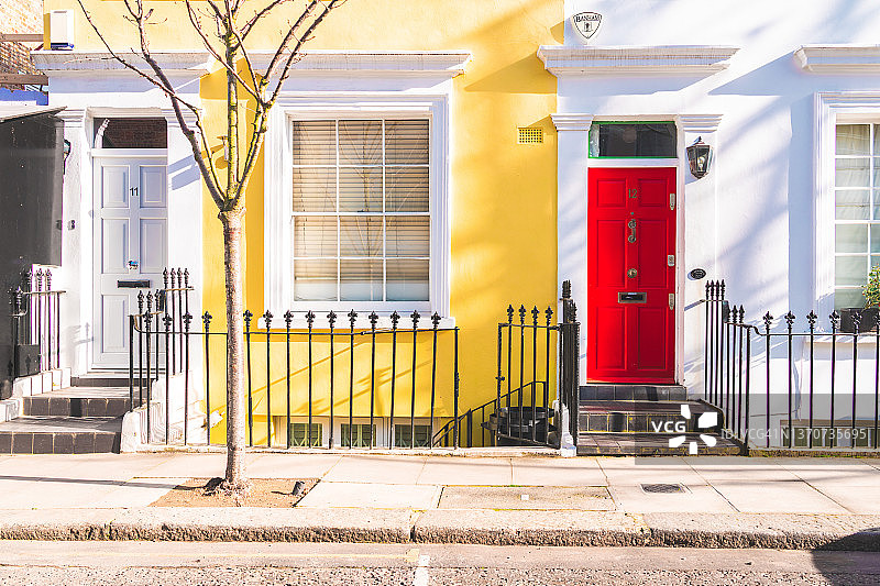 五颜六色的英式房屋立面，伦敦柔和的浅色图片素材