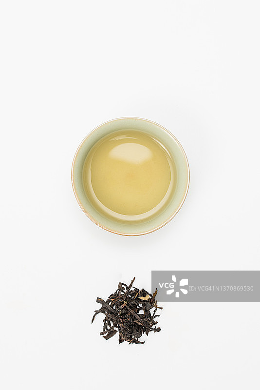 陶瓷茶杯在白色的背景上盛茶图片素材