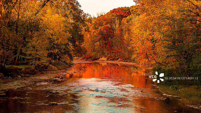 凯霍加河谷国家公园秋季森林中的凯霍加河风景区图片素材