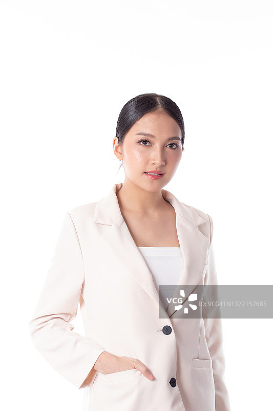 肖像自信年轻有吸引力的商业亚洲妇女。在白色的背景下，年轻自信的经理穿着西装，看起来友好微笑。商业女性的概念。图片素材