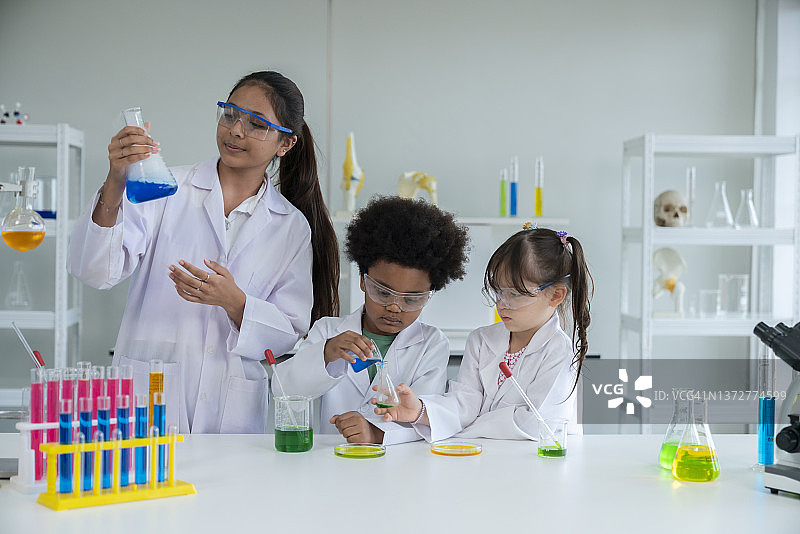 小学科学课上一个女生在做化学实验图片素材