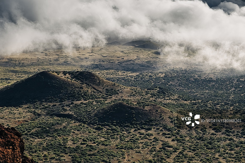 鸟瞰夏威夷大岛上的两个小火山口图片素材