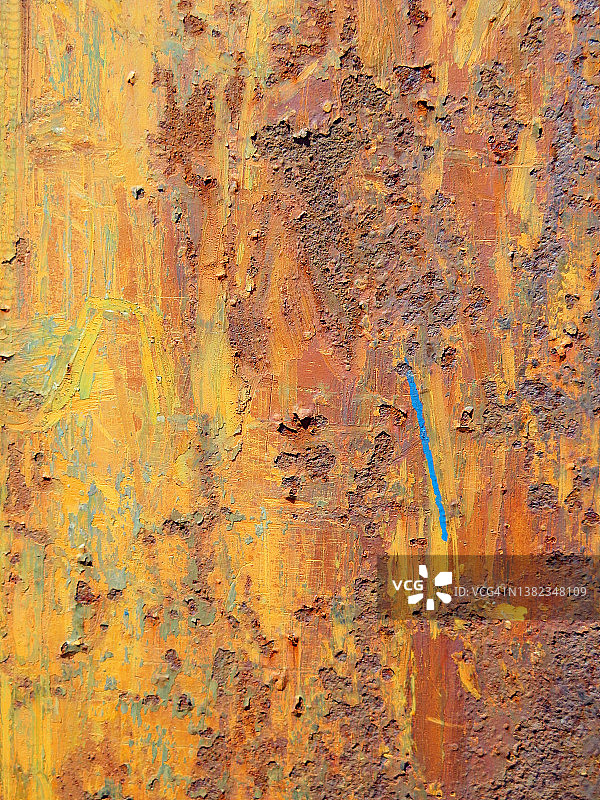 空生锈的金属板与风化黄色油漆在蒙特利尔图片素材
