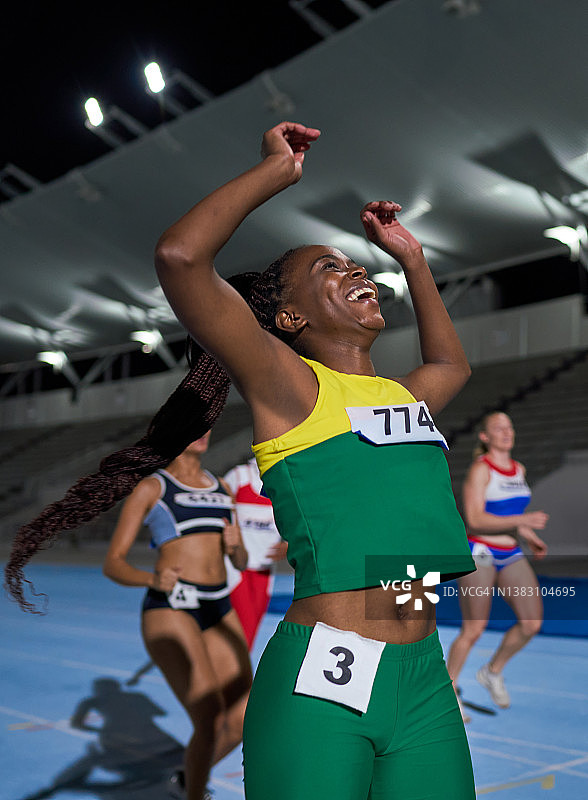 快乐的女田径运动员赢得比赛图片素材