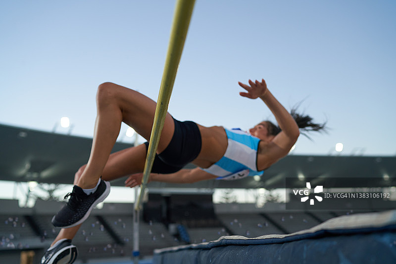 女子田径运动员跳高撑杆图片素材