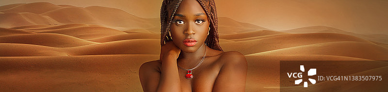 美丽的女人彩色肖像。年轻的非洲发型女孩在黄色的沙漠背景上摆姿势。民族风格。图片素材