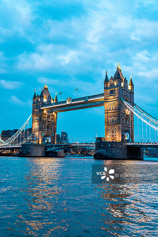 日落时分，泰晤士河上的伦敦塔桥灯火通明图片素材