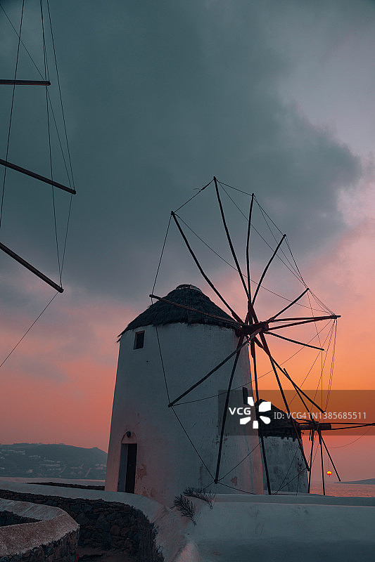 著名的传统古老的白色风车在米科诺斯镇(Chora)，米科诺斯岛，基克拉迪斯，希腊日落图片素材