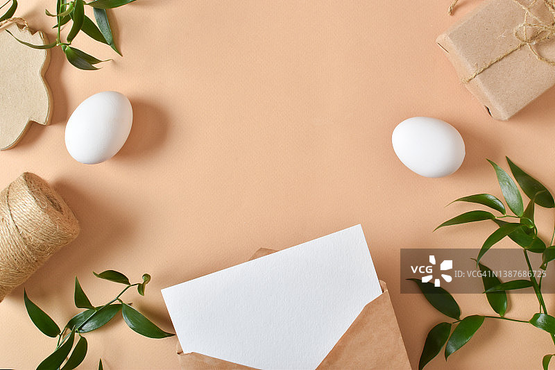 一个牛皮纸信封的模型，里面有一张白纸，鸡蛋和一个包装好的礼物。图片素材