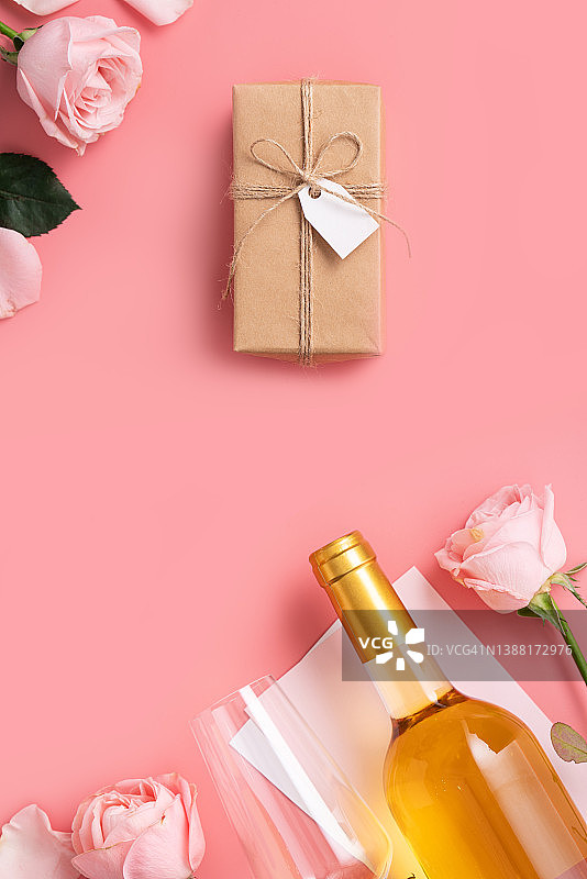 母亲节设计概念背景与粉红色的玫瑰和礼物在粉红色的背景。图片素材