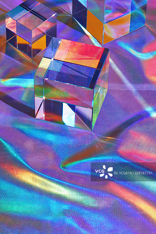玻璃晶体立方体折叠迪斯科霓虹反射彩虹全息纺织品背景图片素材