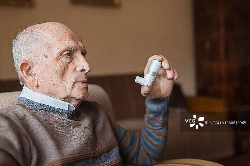 老年人使用哮喘泵图片素材