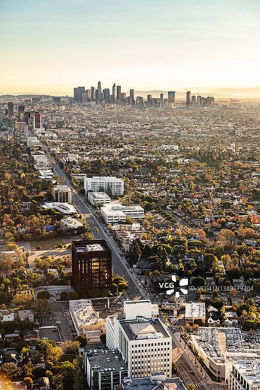 美国洛杉矶中心的日出鸟瞰图图片素材
