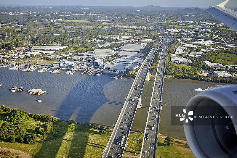 横跨布里斯班河的桥梁，乘客鸟瞰图和喷气发动机图片素材