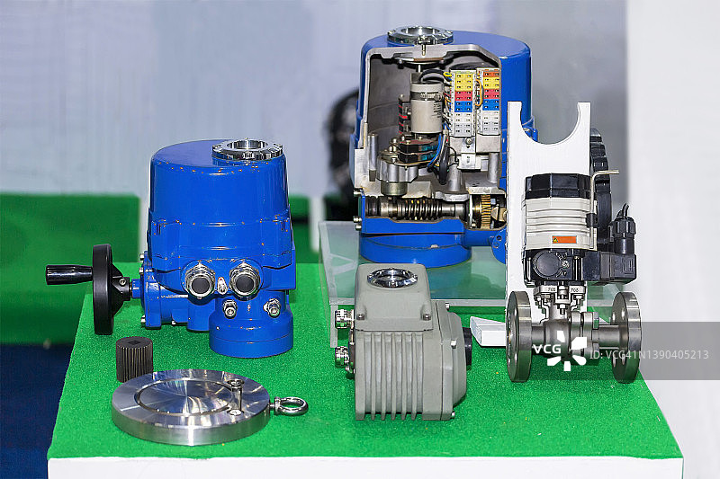 各种类型的电动自动阀和横截面显示内部，用于工业工作台的压力控制图片素材