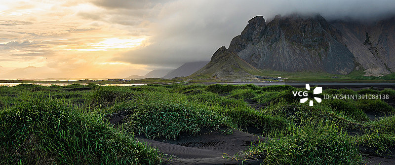 在冰岛的Stokksnes海角，阳光灿烂的一天和美丽的黑色沙丘。地点:Stokksnes海角，Vestrahorn(蝙蝠侠山)，冰岛，欧洲图片素材
