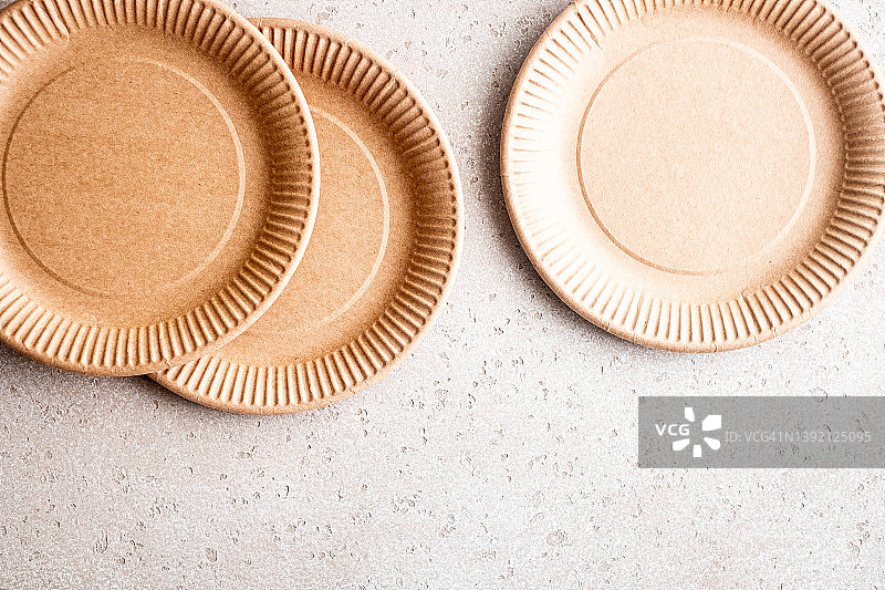 可降解的桦木一次性餐具和餐具在混凝土背景，俯视图。“零浪费”的概念。塑料是免费的。图片素材