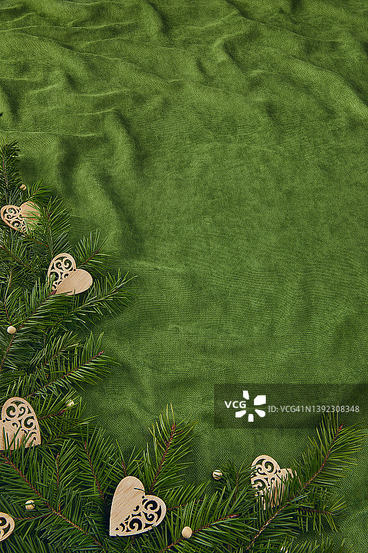 圣诞节静物背景与粉彩米色圣诞饰品折叠绿色天鹅绒图片素材