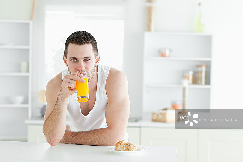 喝橙汁的男人图片素材