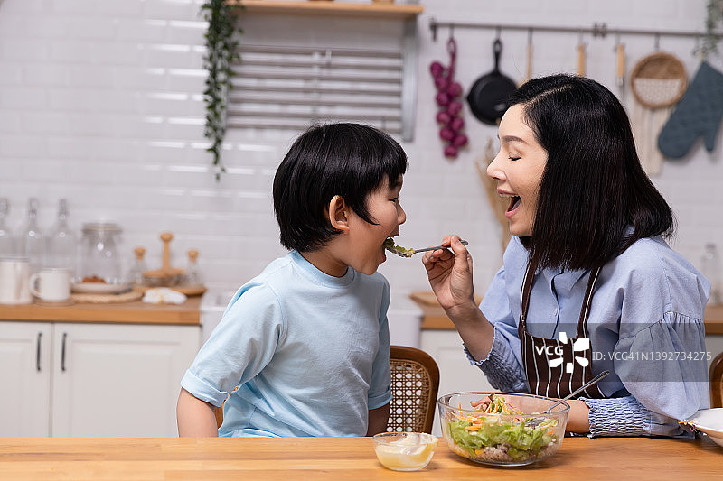 亚洲家庭吃健康的食物图片素材