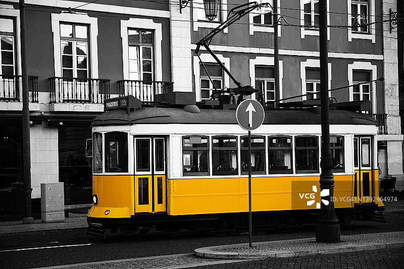 里斯本标志性的有轨电车，选用黄色。图片素材