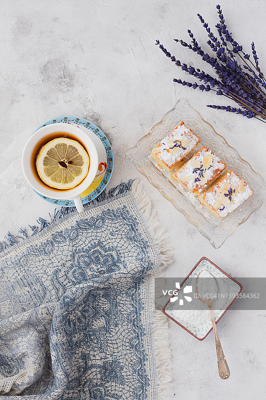 茶配柠檬薰衣草海绵蛋糕，浪漫而优雅的心情图片素材