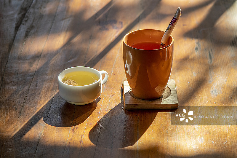 在早晨的阳光下，桌子上放着一杯茶图片素材