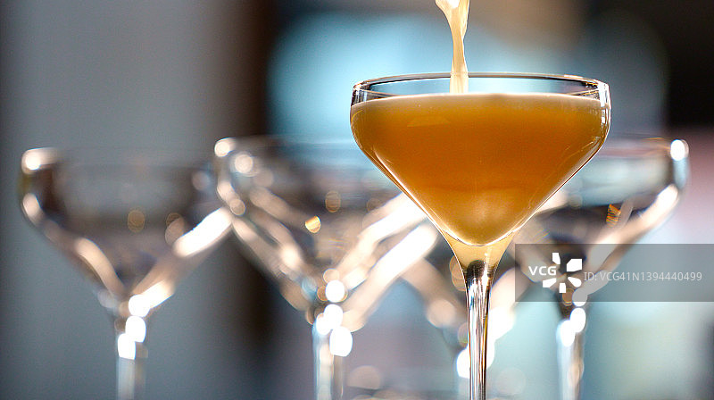 经典威士忌酸/杜松子汽酒禁酒风格的鸡尾酒被倒入一个双门玻璃杯。图片素材
