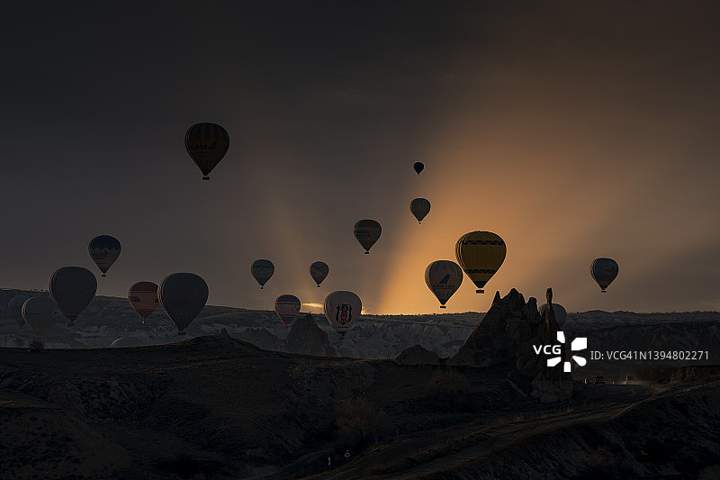 土耳其安纳托利亚中部奈瑟希尔卡帕多西亚的热气球图片素材