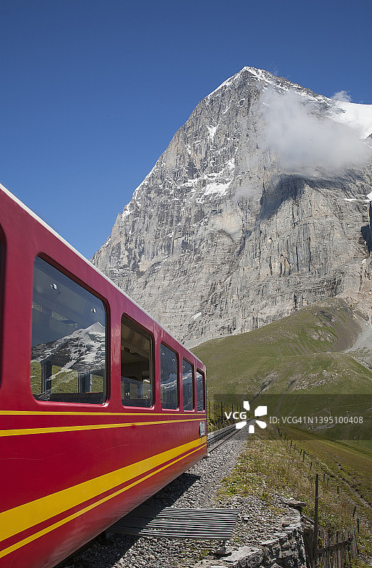 艾格尔山下瑞士阿尔卑斯山脉的火车。图片素材
