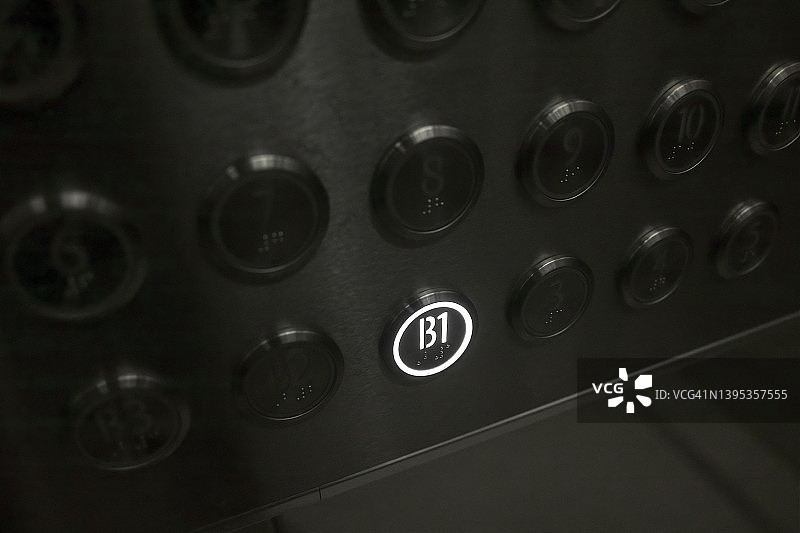 电梯按下了地下室的按钮图片素材