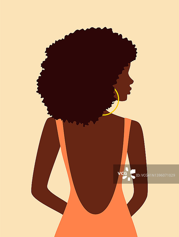 美丽的非洲女人，卷发，桃红色的裙子，开背看她的肩膀图片素材