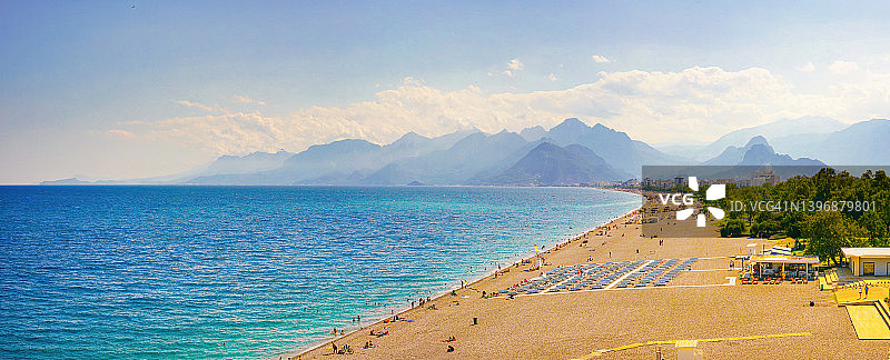 美丽的地中海全景自然海洋景观和长长的金色沙滩。图片素材